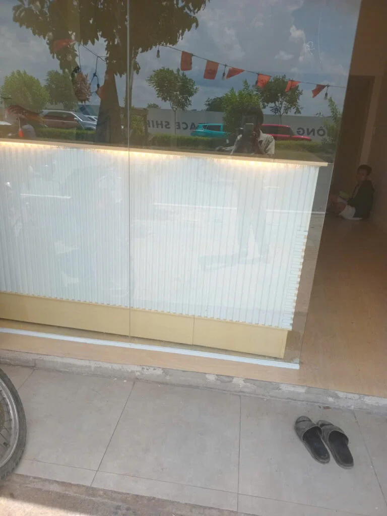 Mặt chính quầy cafe nan dọc nhìn từ ngoài cửa kính tại phường Tân Bình