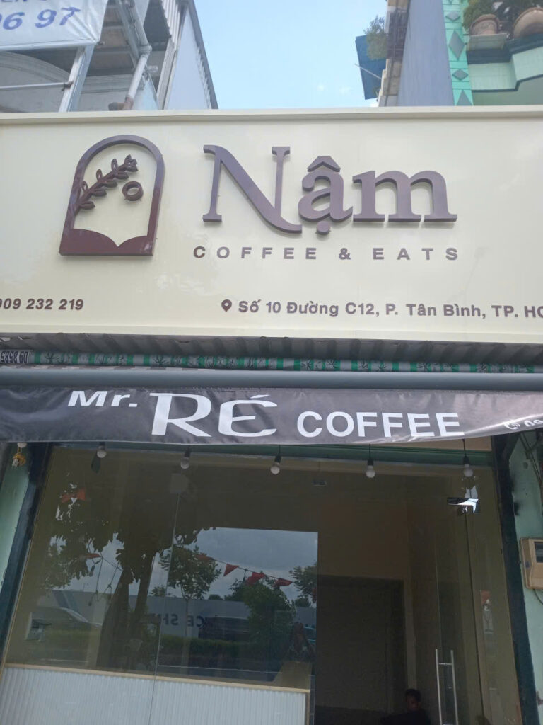 Mặt tiền cửa hàng Mr. Re Coffee có cửa kính tại phường Tân Bình