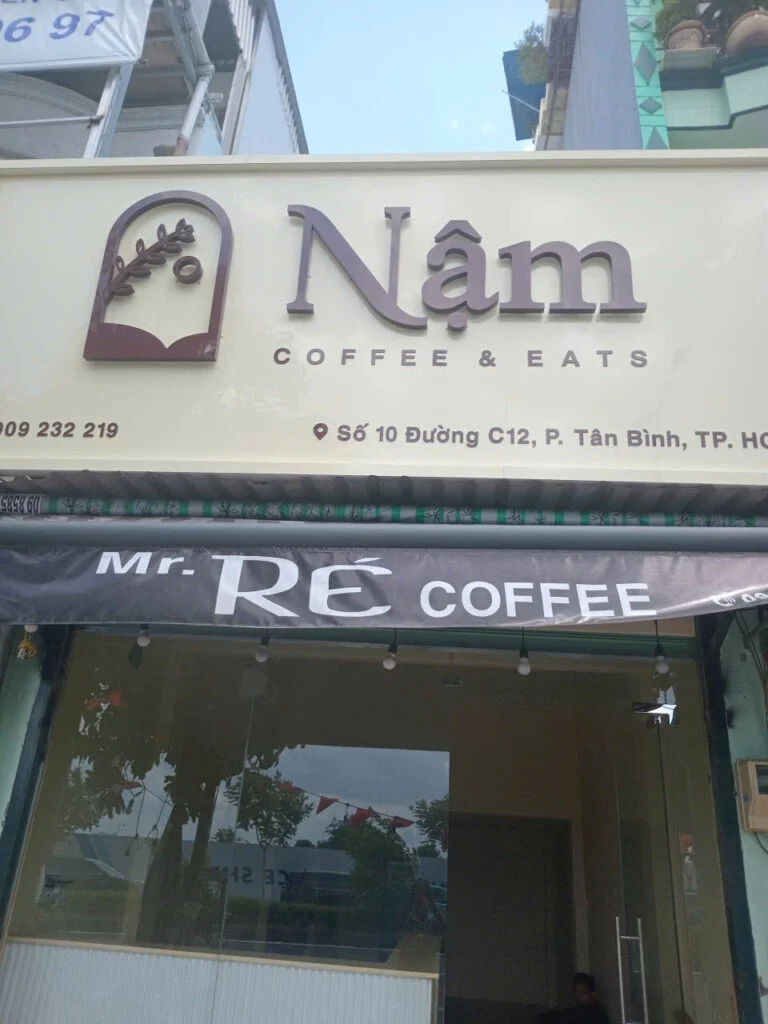 Mặt tiền cửa hàng Mr. Re Coffee có cửa kính tại phường Tân Bình