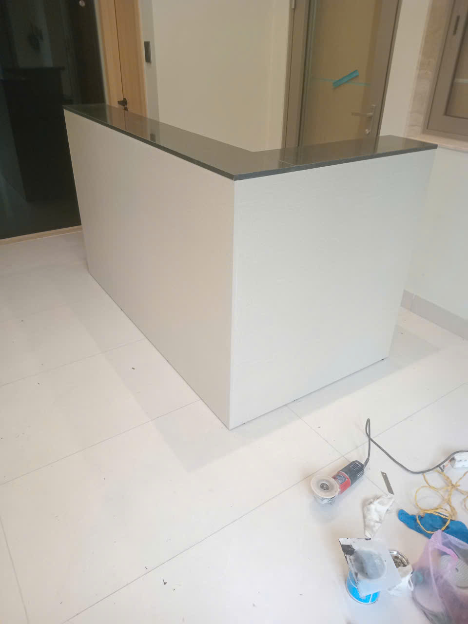 Mặt ngoài quầy sáng màu trong giai đoạn lắp đặt