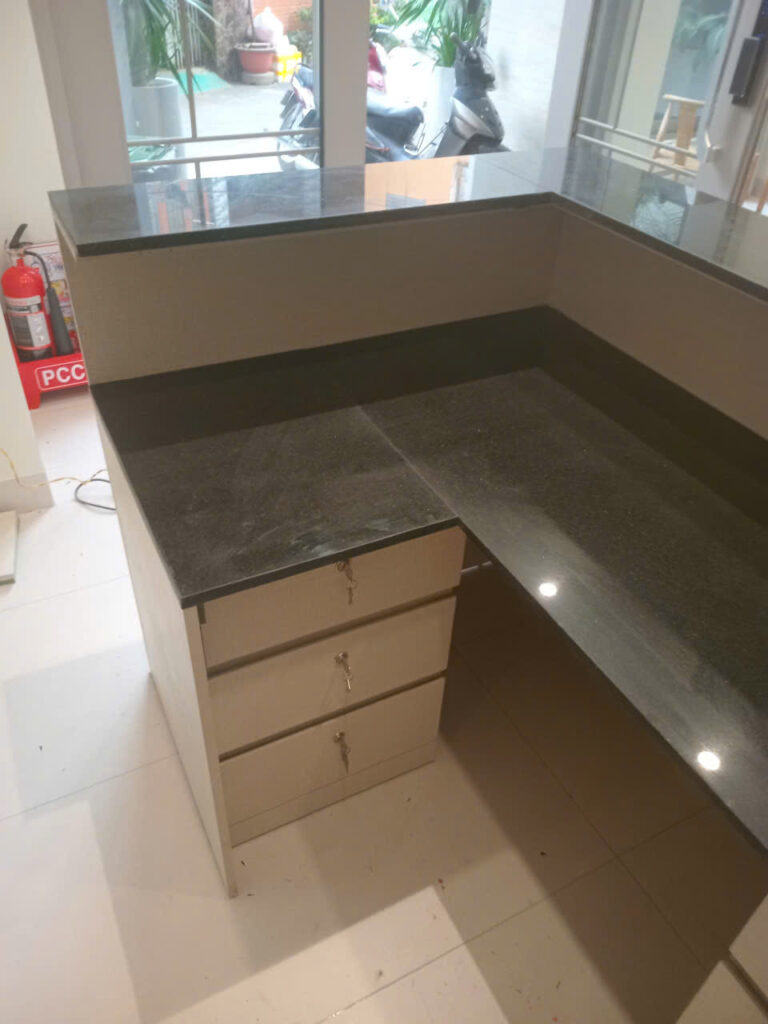 Bên trong quầy tiếp đón có bàn tối màu và ba hộc kéo
