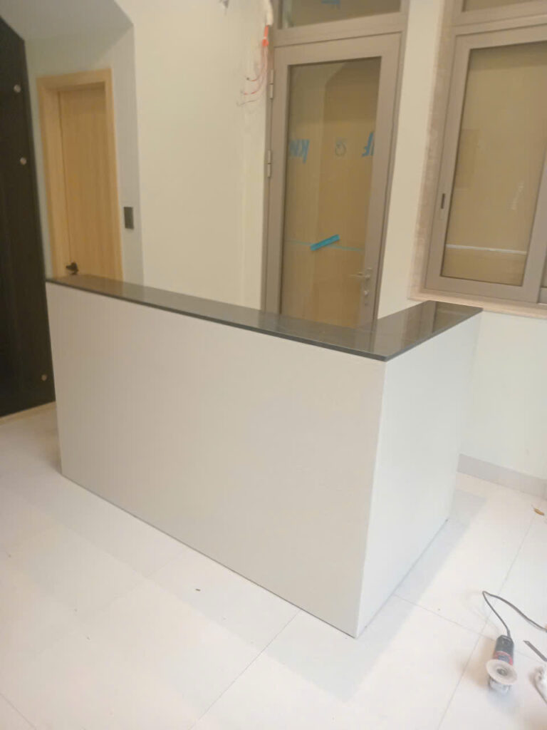 Mặt trước quầy tiếp đón sáng màu đang hoàn thiện gần cửa sổ
