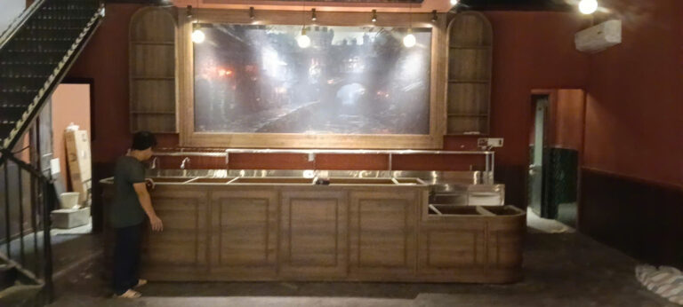 Quầy phục vụ pano tông gỗ và khu pha chế đang lắp đặt tại quán cafe Bình Thạnh