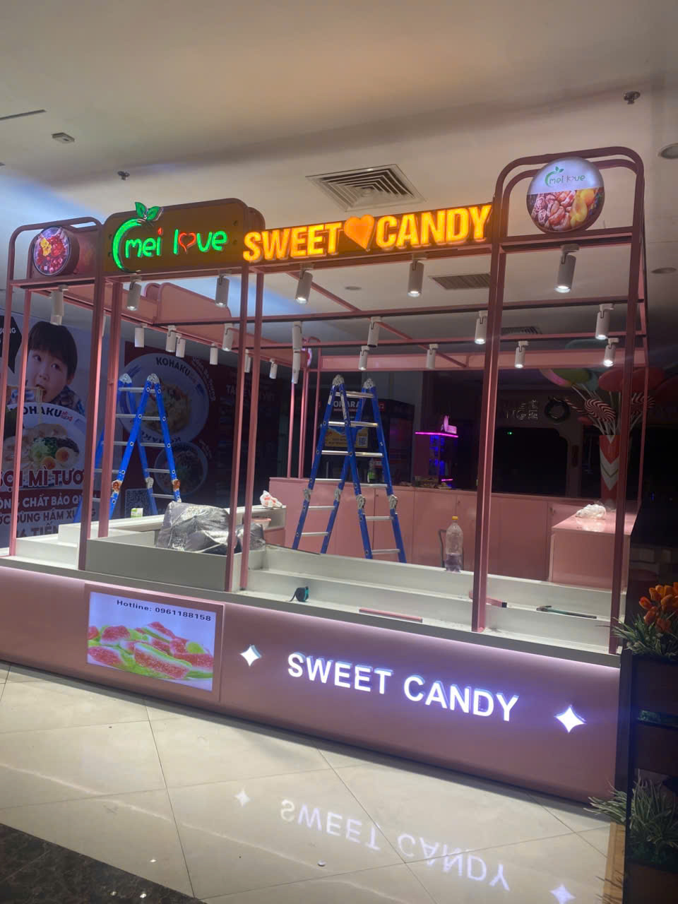 Mặt trước quầy bánh kẹo MELOVE trong giai đoạn lắp đặt