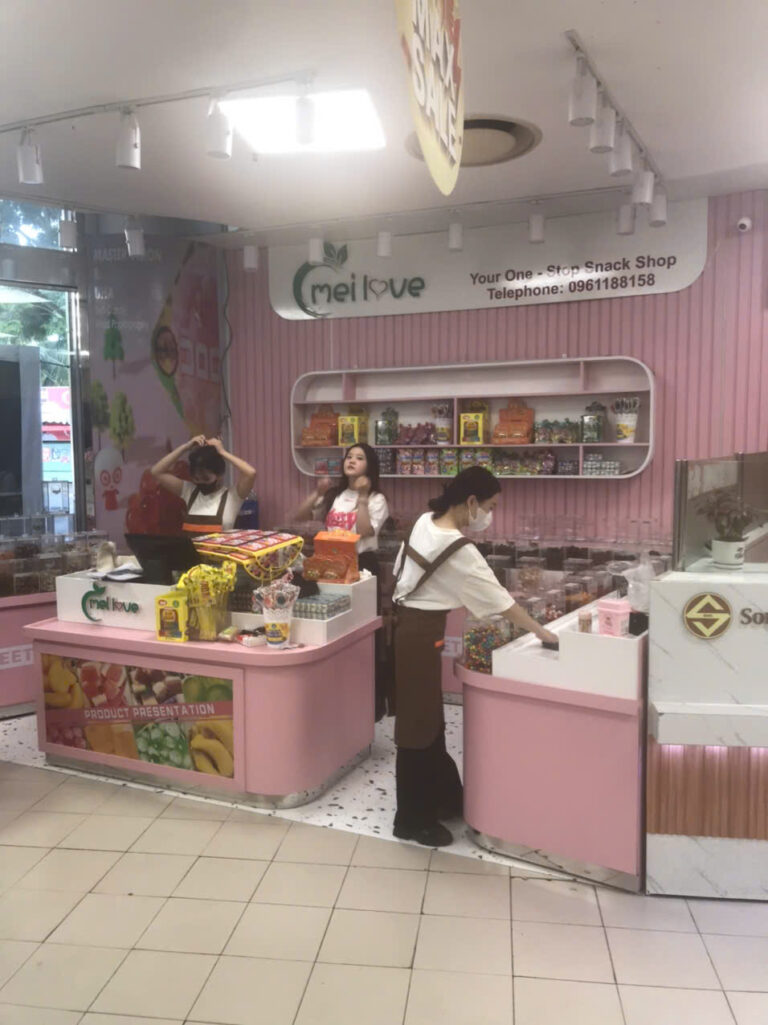 Hệ quầy bánh kẹo MELOVE hoàn thiện nhìn từ lối đi tại điểm bán