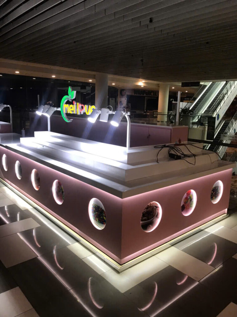 Toàn cảnh kiosk bánh kẹo MELOVE màu hồng lên đèn trong không gian thương mại tại TP.HCM