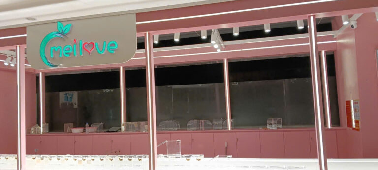 Mặt chính quầy bánh kẹo MELOVE với logo phát sáng và hệ đèn rọi trong trung tâm thương mại