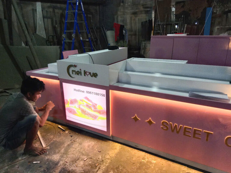 Kiểm tra hộp đèn logo quầy MEILOVE Sweet Candy trong quá trình thi công cho trung tâm thương mại