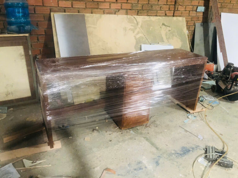 Bàn làm việc gỗ Sồi được bọc màng bảo vệ trước khi giao tại Gò Vấp