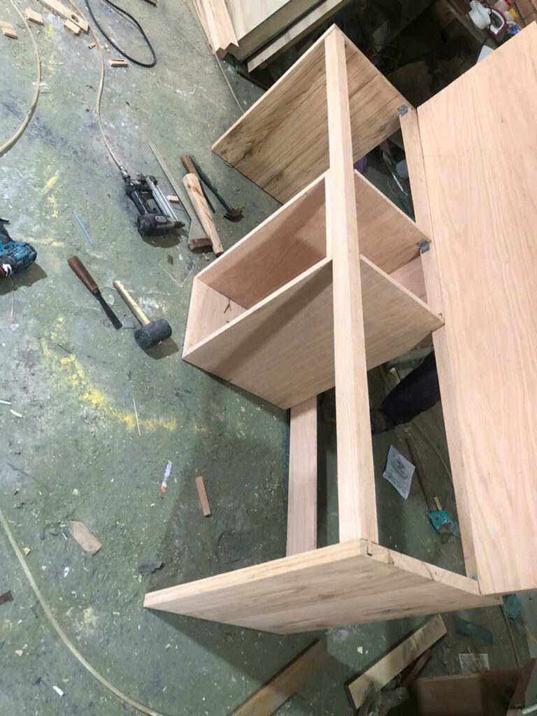 Lắp các vách gỗ Sồi và khoang tủ trung tâm của bàn làm việc