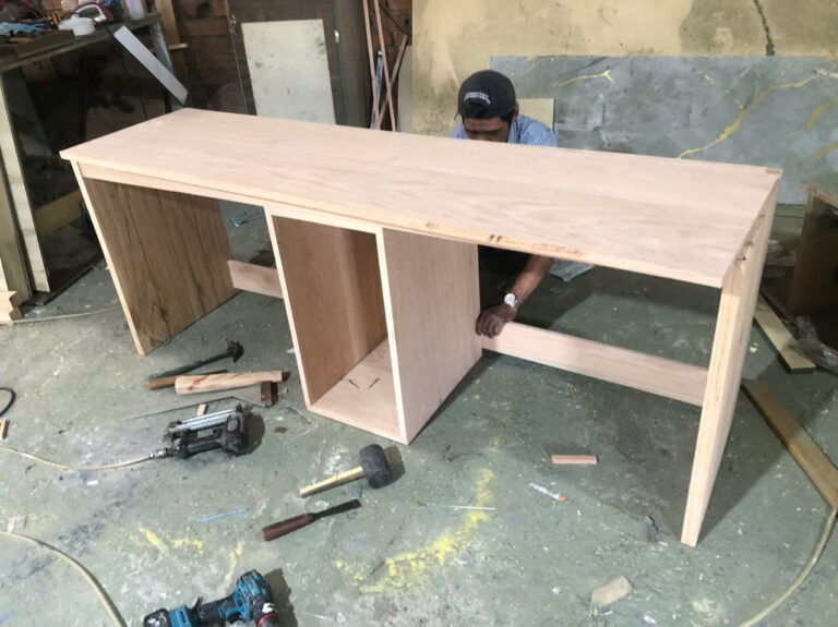 Thợ Bluecons lắp ráp bàn làm việc gỗ Sồi cho công trình An Hội Đông