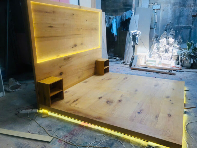 Đèn LED ánh vàng trên giường ngủ gỗ Sồi Gò Vấp