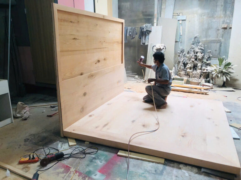 Thợ hoàn thiện bề mặt giường gỗ Sồi tại xưởng Gò Vấp