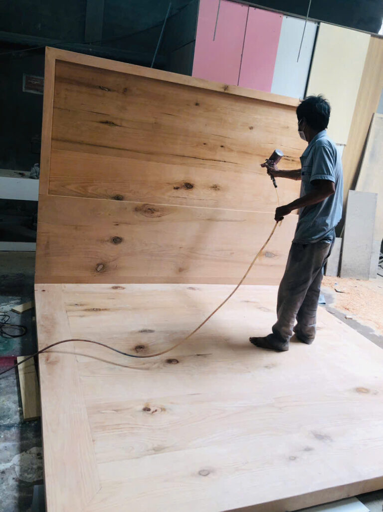 Phun hoàn thiện đầu giường gỗ Sồi tự nhiên tại Gò Vấp