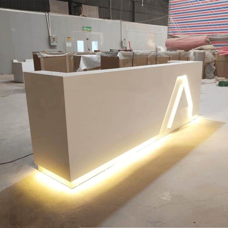 Quầy lễ tân có đèn sáng