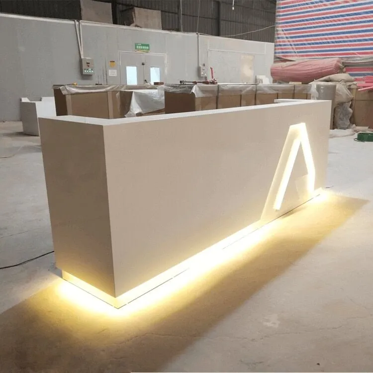 Quầy lễ tân có đèn sáng