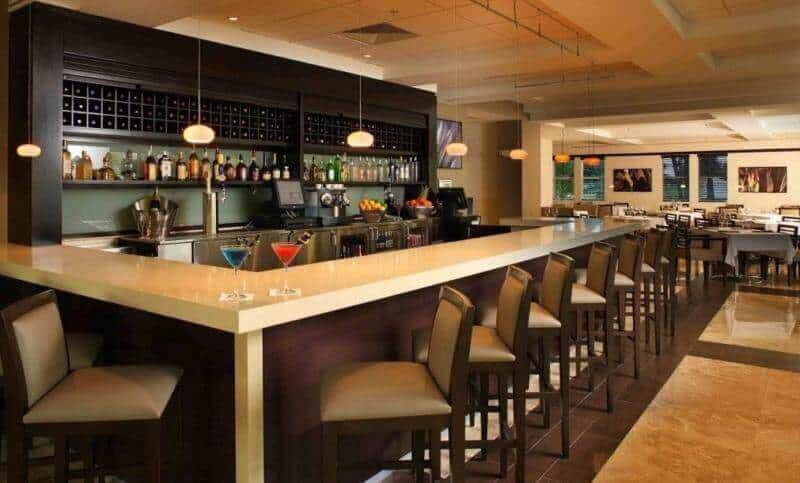 Quay-bar-khach-san-thiet-ke-doc-dao-nhat