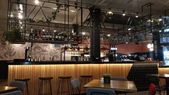 Thiết kế quầy pha chế theo phong cách mở