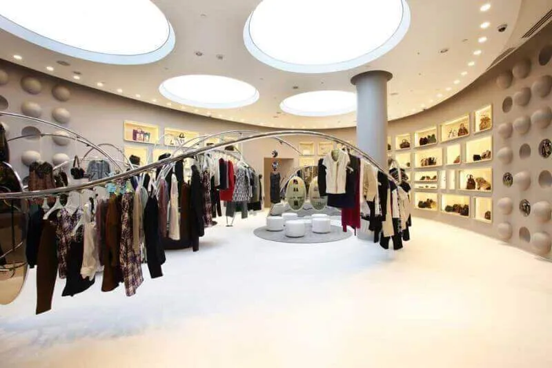 Không gian trưng bày trong thiết kế thi công nội thất shop thời trang nữ