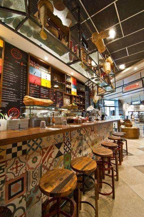Thiết kế quầy pha chế quán cafe phù hợp với nhân viên pha chế