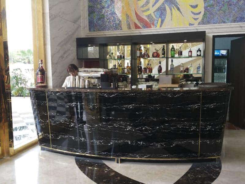 Thiết kế quầy bar chất liệu đá đơn giản