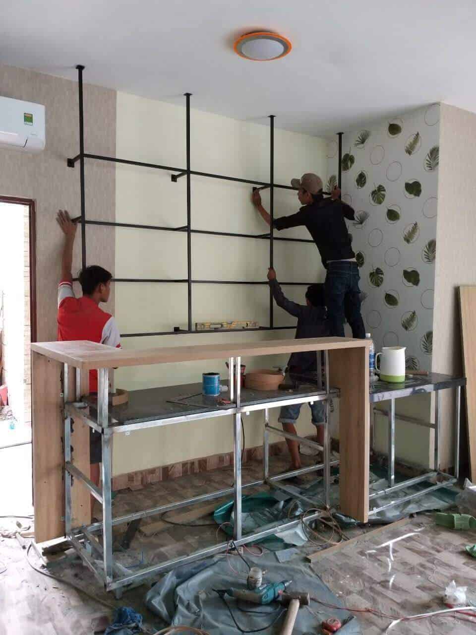 Thi công lắp dựng kệ khung sắt phía sau quầy cafe