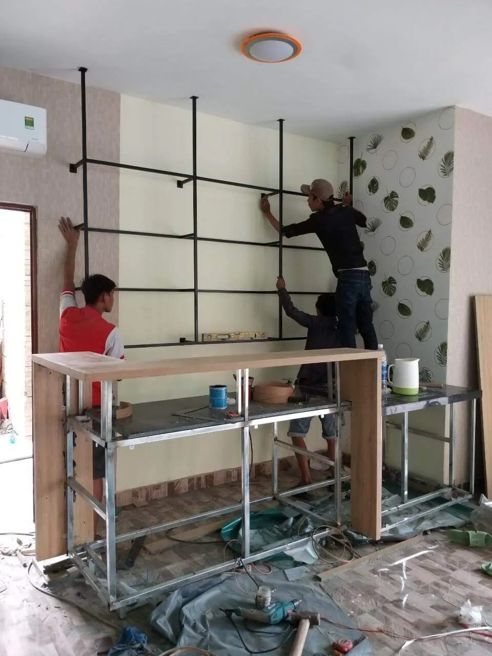 Thi công lắp dựng kệ khung sắt phía sau quầy cafe