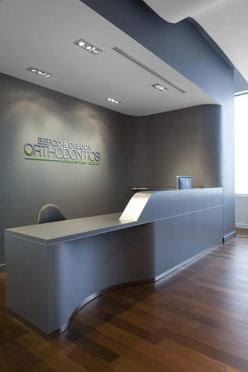 Thiết kế quầy thu ngân màu sắc đồng nhất chữ I cách điệu