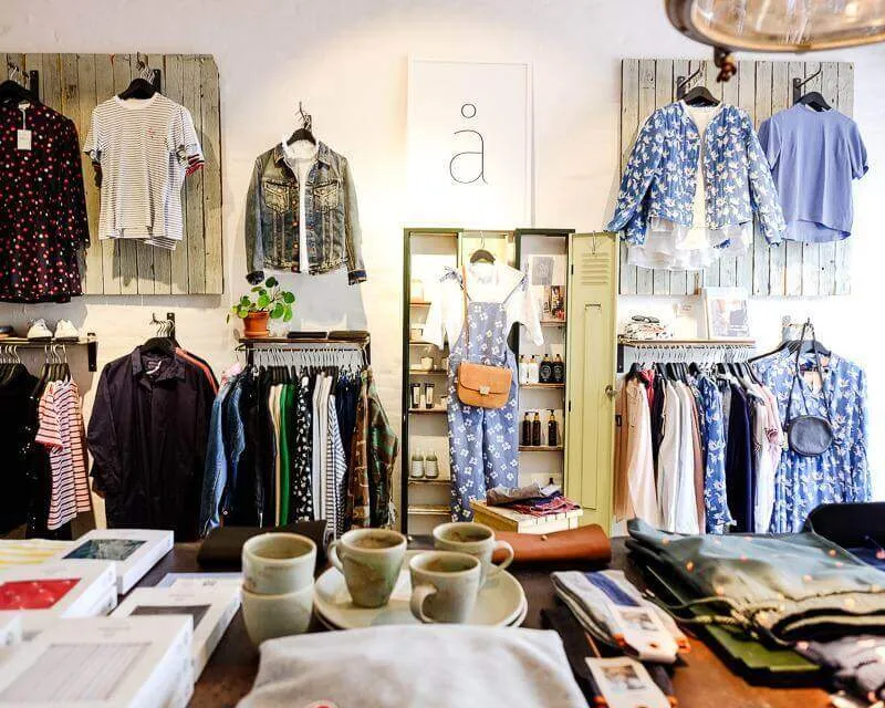 thiết kế cửa hàng thời trang nhỏ 08