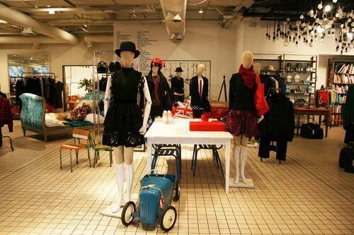 thiết kế cửa hàng thời trang nhỏ 10