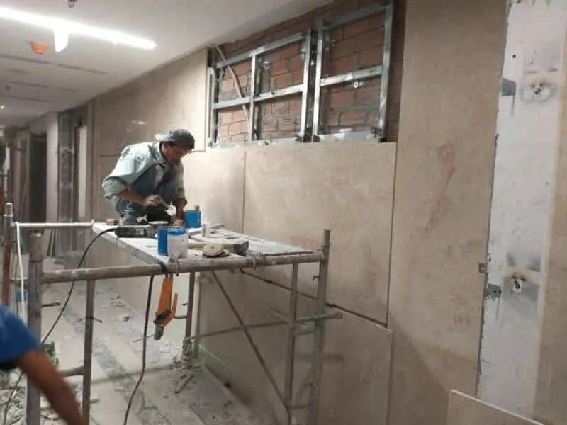 Ốp đá bề mặt trong thiết kế thi công shop thời trang tphcm