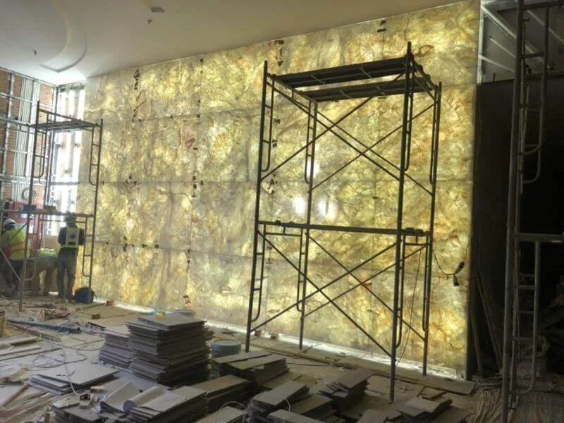 Thiết kế thi công shop thời trang tphcm ốp đá xuyên sáng bề mặt tường