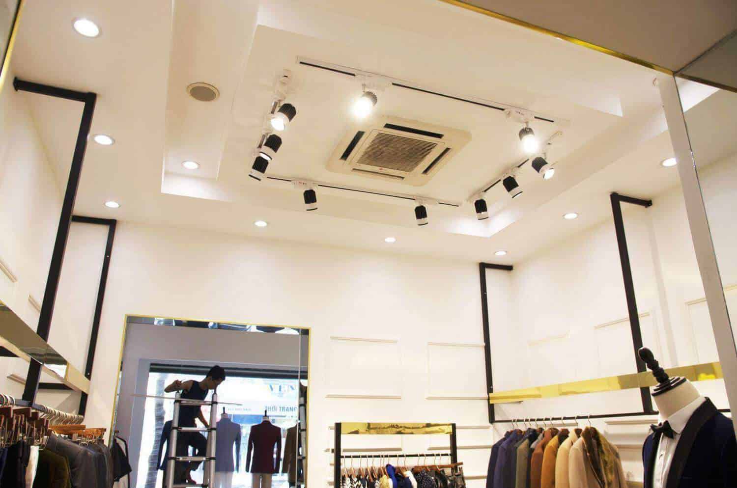 Báo giá thi công shop với thiết kế trần ấn tượng