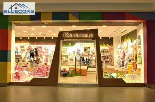 Hệ thống đèn tạo nên nguồn ánh sáng thu hút cho thiết kế cửa hàng thời trang trẻ em