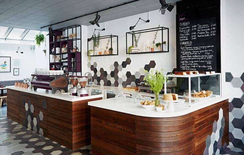 Thiết kế quầy pha chế trà sữa bằng gỗ hợp với xu hướng nội thất hiện hành