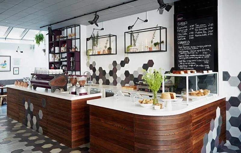 Thiết kế quầy pha chế trà sữa bằng gỗ hợp với xu hướng nội thất hiện hành Thiết kế quầy pha chế trà sữa bằng gỗ hợp với xu hướng nội thất hiện hành