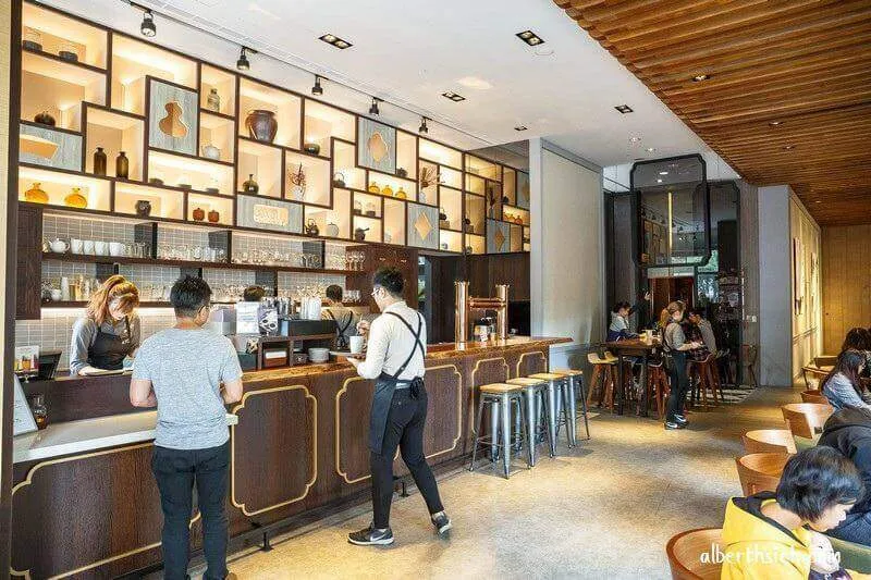 Thiết kế quầy pha chế trà sữa chất liệu gỗ sang trọng, đèn vàng ấm áp Thiết kế quầy pha chế trà sữa chất liệu gỗ sang trọng, đèn vàng ấm áp