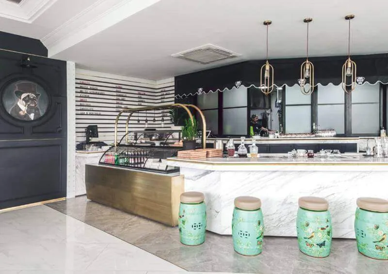 Thiết kế quầy pha chế trà sữa bằng gỗ kết hợp đá Marble ấn tượng, sang trọng chuẩn châu Âu