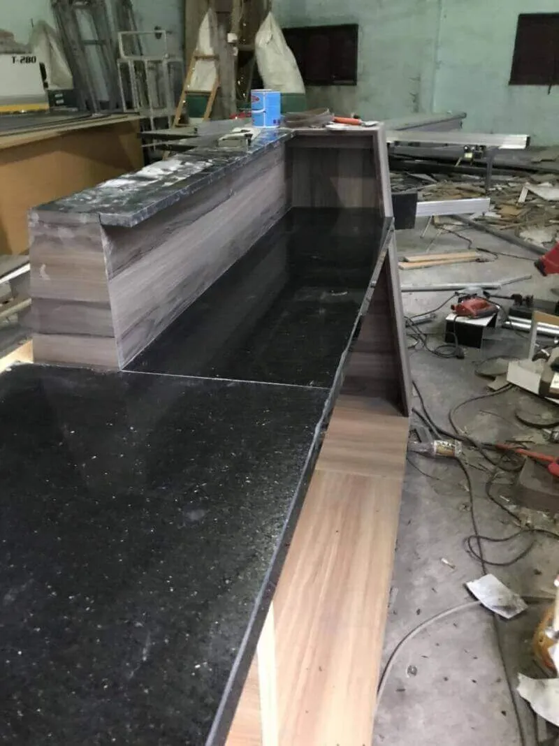 Thi công quầy pha chế bằng gỗ kết hợp khung sắt và mặt đá 03