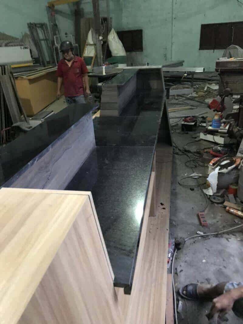 Thi công quầy pha chế bằng gỗ kết hợp khung sắt và mặt đá 02