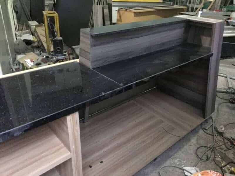 Thi công quầy pha chế bằng gỗ kết hợp khung sắt và mặt đá 01