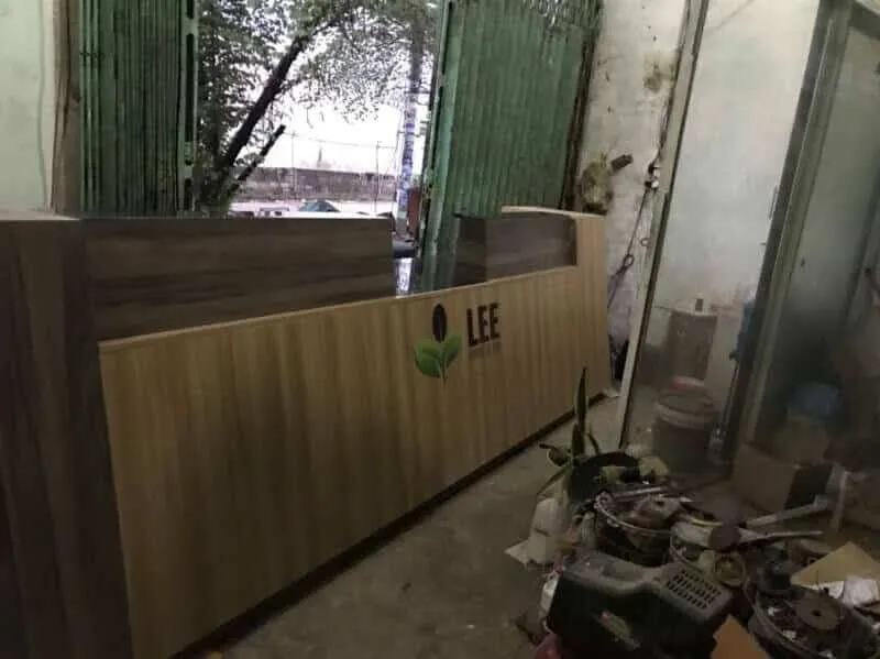 Thi công quầy pha chế bằng gỗ kết hợp khung sắt và mặt đá