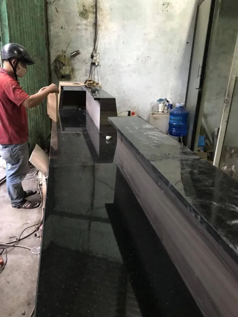 Thi công quầy pha chế bằng gỗ kết hợp khung sắt và mặt đá 04