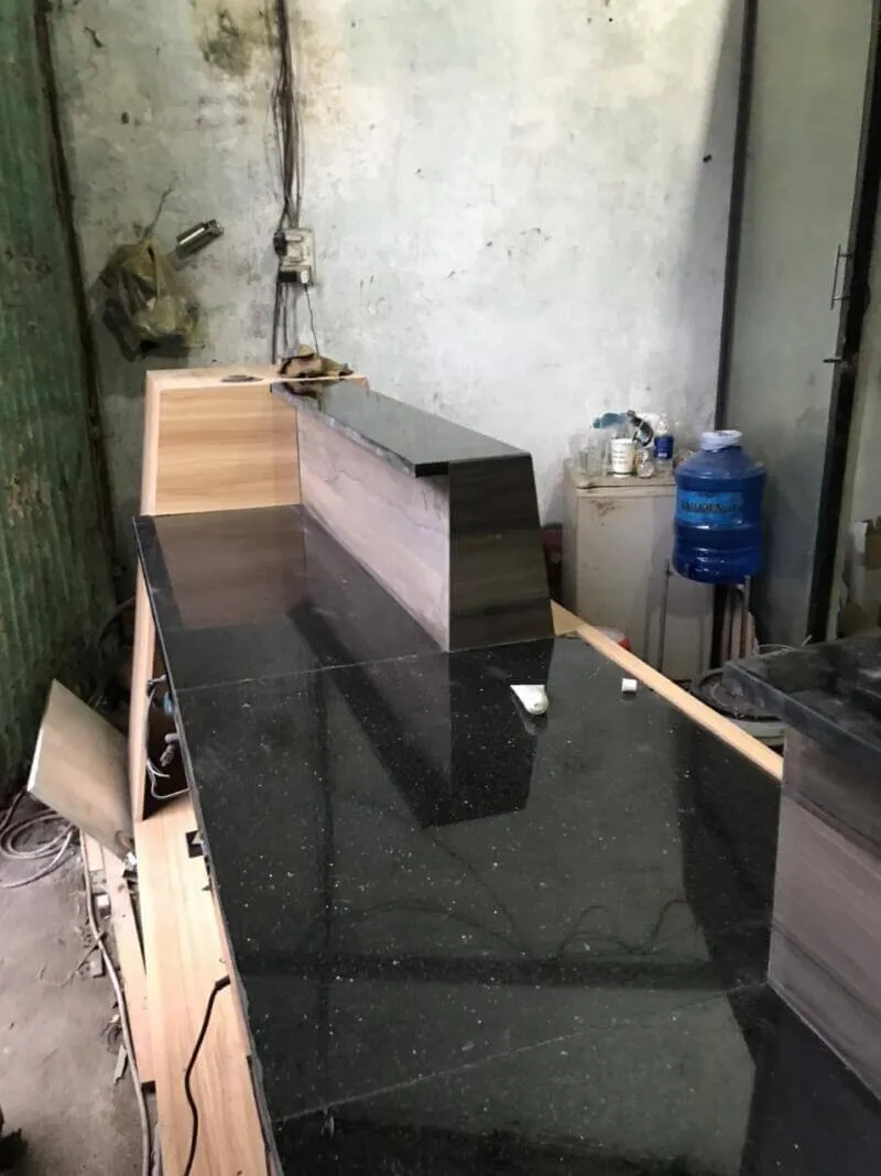 Thi công quầy pha chế bằng gỗ kết hợp khung sắt và mặt đá 09