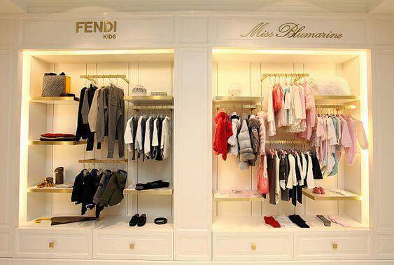 Không gian thiết kế kệ treo cho shop thời trang của bé