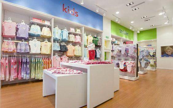 Không gian thiết kế nội thất kết hợp ánh sáng đẹp, hài hòa của một shop tời trang trẻ em