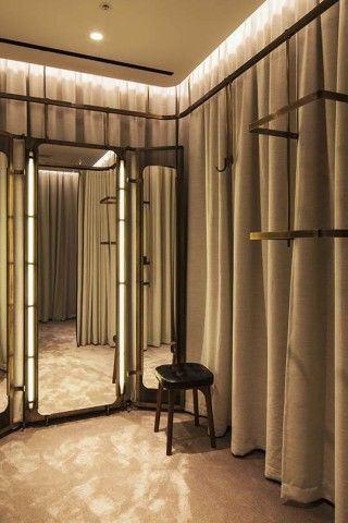 Thiết kế shop thời trang nữ đẹp với phòng thử đồ ánh sáng vừa phải