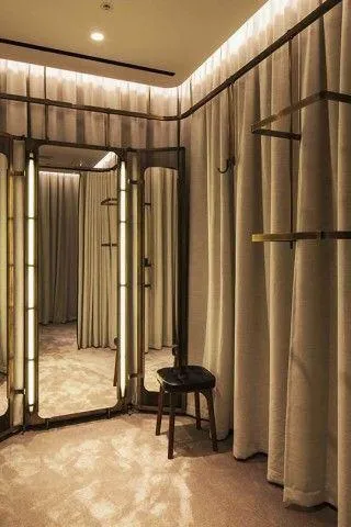 Thiết kế shop thời trang nữ đẹp với phòng thử đồ ánh sáng vừa phải Thiết kế shop thời trang nữ đẹp với phòng thử đồ ánh sáng vừa phải