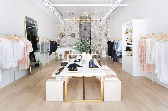 Không gian màu sắc ánh sáng hài hòa trong thiết kế shop quần áo nữ