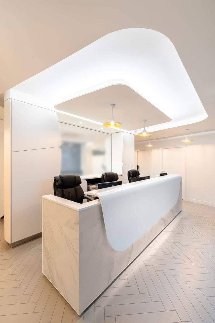 Thiết kế quầy lễ tân đẹp với đèn led âm trần chiếu sáng cả không gian